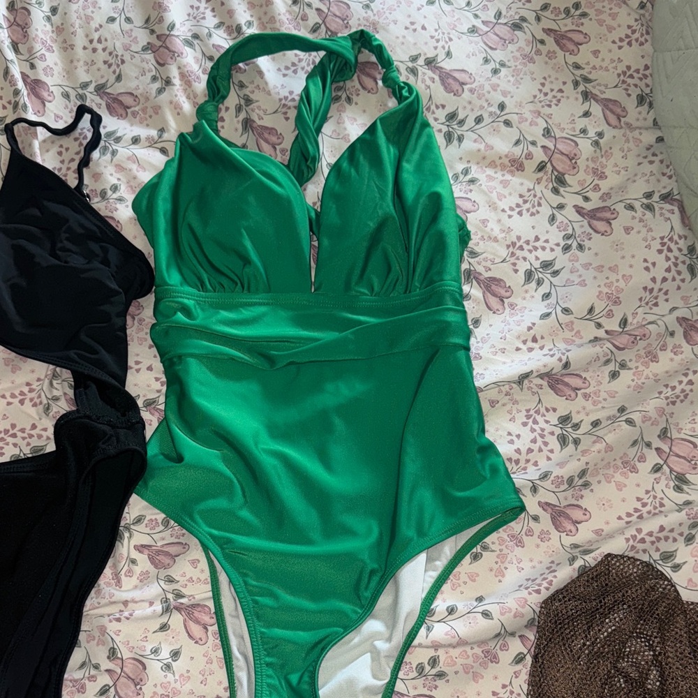 Fashion Nova Emerald Green Twist Halter One-Piece Swimsuit